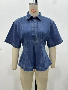 Detailansicht eines dunkelblauen Jeanshemds für Damen mit kurzen Ärmeln und Taillierung