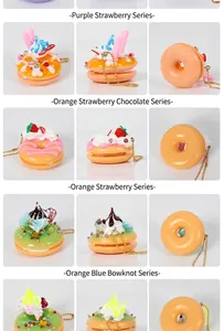 Vue détaillée de porte-clés miniatures donuts et macarons avec fraises et nœuds décoratifs