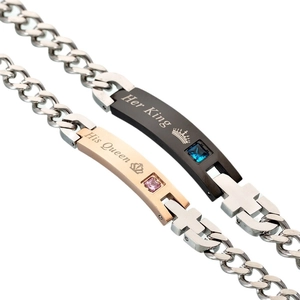 Bracciali per coppia in acciaio al titanio con incisioni His Queen e Her King e corone