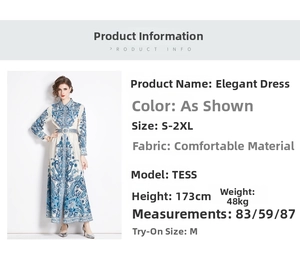 Détails de robe à motif paisley bleu baroque avec boutons et ceinture décorative assortie