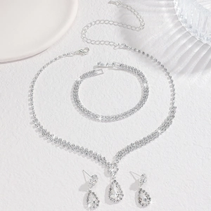 Parure de bijoux de mariée argentée avec collier en strass, bracelet et boucles d'oreilles