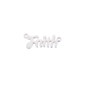 Détail macro du connecteur faith en argent avec deux boucles pour bijoux DIY