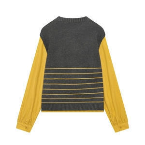 Rückansicht eines 2-in-1-Strickpullovers in Dunkelgrau und gelbem Cordstoff