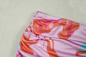 Detail von abstraktem Blumendruck und Raffnähten an einem schicken Strandoutfit für Damen