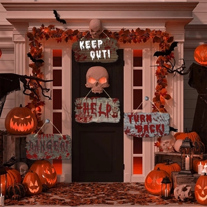 Panneaux d'Halloween en bois avec empreintes de sang, tête de mort et texte KEEP OUT