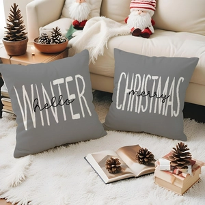 Dettaglio delle federe natalizie in lino grigio con stampa Hello Winter e Merry Christmas
