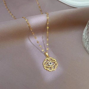 Dettaglio della collana occhio del diavolo con cristalli blu e chiari sulla seta