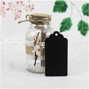 Gewellte Kraftpapieranhänger für Hochzeiten mit dekorativen Gläsern und Blumenakzenten