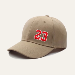 Détail de la casquette de baseball kaki avec broderie en relief du chiffre rouge 23