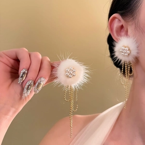 Elegante Blumen-Pompom-Ohrringe mit Perlenakzenten und langen goldenen Quasten für Damen