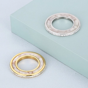 Pendentifs ronds en acier inoxydable avec texture nacre et sertissage de cristaux brillants