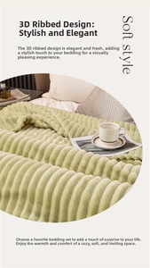 Dettaglio ravvicinato della coperta felpata verde chiaro con trama a strisce verticali