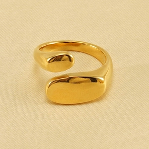 Anello aperto a cuore dorato in acciaio inossidabile con un elegante design irregolare