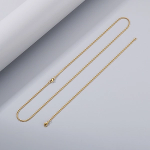 Détail du collier chaîne à maillons cubains dorés en acier avec fermoir mousqueton