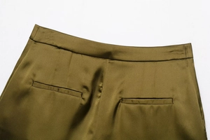 Detailansicht der olivgrünen Satinhose mit hinterem Bund und Paspeltaschen-Verarbeitung
