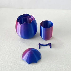Detail eines 4-teiligen 3D-gedruckten blau-violetten Oster-Überraschungseis mit Innencup