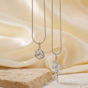 Ensemble collier cube en zircone avec pendentif argenté sur soie couleur champagne
