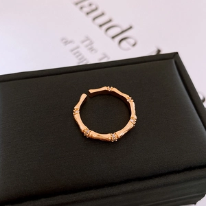 Gros plan sur la bague bambou plaquée or avec détails en zircons brillants