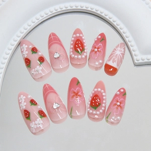 Press-on-Nagelset mit Erdbeer-Designs, Perlen und Herz-Schmucksteinen auf Mandel-Nägeln