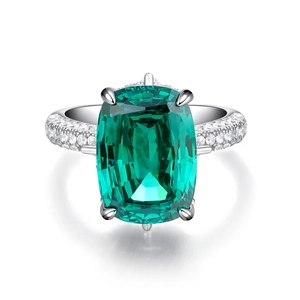 Anello in argento S925 con zircone verde taglio smeraldo e pavé di piccoli diamanti