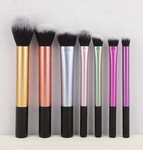 Detail eines 7-teiligen Make-up-Pinselsets mit bunten Metallgriffen und Synthetikborsten