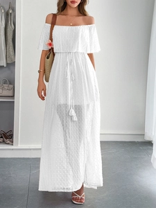 Elegante abito lungo bianco con spalle scoperte e trama a pois e vita con nappa a cordoncino