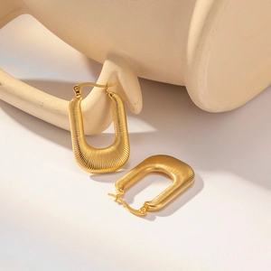Boucles d'oreilles créoles en U en acier titane plaqué or 18K avec texture élégante