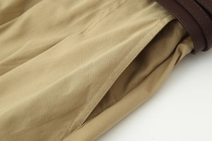 Vue macro détaillée du tissu en coton sergé kaki avec poche latérale et ceinture en cuir