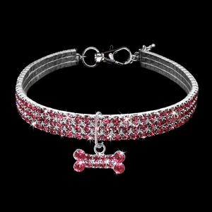 Nahaufnahme des rosa Strass-Halsbands mit funkelndem Kristallanhänger in Knochenform