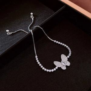 Détail du bracelet papillon argenté avec zircons clairs et fermoir coulissant réglable