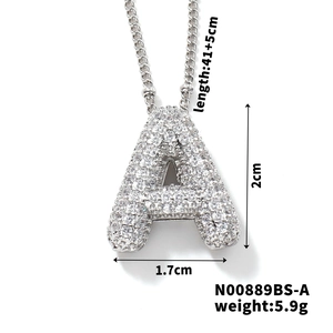 Vue détaillée du collier pendentif lettre A argenté avec zircone et dimensions exactes