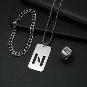 Detailset aus silbernem Titanschmuck mit N-Halskette, Ring und Armband für Herren
