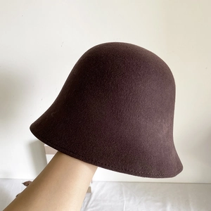 Vue détaillée d'un chapeau cloche en feutre de laine marron foncé et texture d'hiver