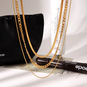 Dreilagiges goldene Titanstahl-Halsketten-Set mit Figaro- und Schlangenkettendesign