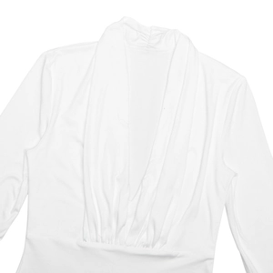 Gros plan détaillé du décolleté en V profond et du plissé sur une robe blanche à manches