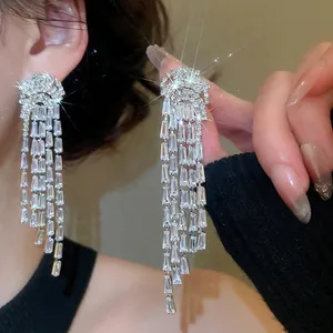 Boucles d'oreilles élégantes de méduse à franges avec zircons et aiguilles en argent