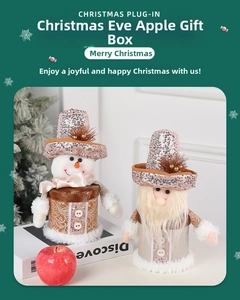 Dettaglio di scatole regalo di Natale in tessuto con pupazzo di neve e gnomo lucido