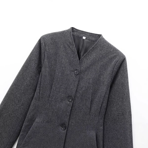 Schmal geschnittener, dunkelgrauer kragenloser Blazer mit einreihiger Knopfleiste