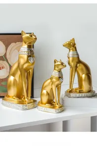 Tre statue di gatti egiziani dorati in varie dimensioni con collane e incisioni EGYPT