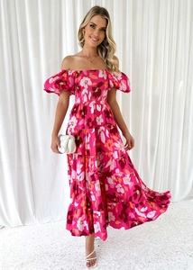 Dettaglio del vestito lungo floreale con spalle scoperte e maniche a sbuffo rosa-arancio