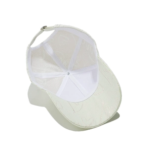 Vue détaillée de la casquette jacquard montrant les coutures et la boucle en métal