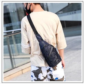 Rückansicht der Camouflage-Brusttasche am Model zeigt Größe und urbanen Stil
