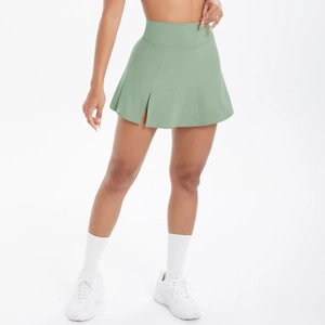 Dettaglio gonna da tennis a vita alta verde salvia con spacco laterale e pantaloncini interni
