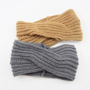 Dettaglio di fasce in maglia a trecce color cammello e grigio con trama di lana