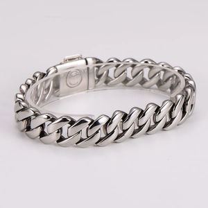 Bracelet gourmette en acier inoxydable argenté avec fermoir carré sur support