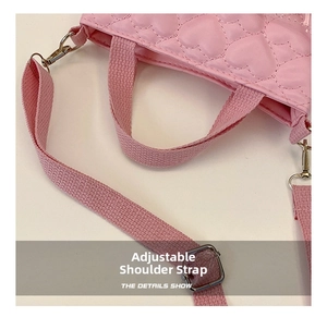 Dettaglio della tracolla regolabile con fibbia argento sulla borsa rosa trapuntata