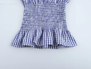 Détail du haut vichy bleu avec taille élastique froncée et ourlet à volants