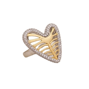 Bague coeur bicolore avec motif ajouré doré et pierres brillantes sur fond blanc
