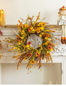 Gros plan d'une couronne d'automne avec tournesols et eucalyptus sur une cheminée