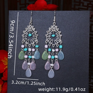 Dettaglio orecchini nappa boho che mostra dimensioni 9 cm di lunghezza e 3,2 cm di